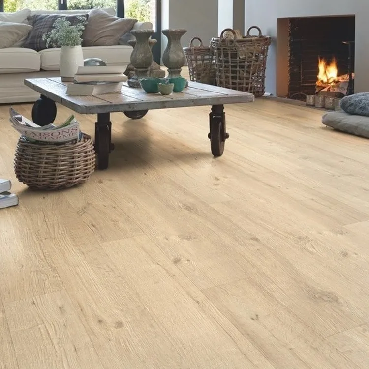 Parquet chêne clair dans un salon — sélection sols Deutschconfort