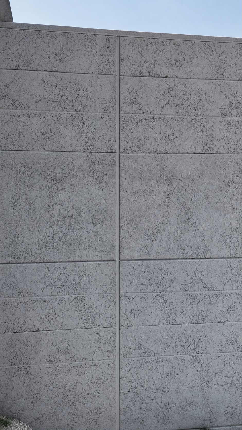 Béton Brut — grand mur extérieur effet décoffrage