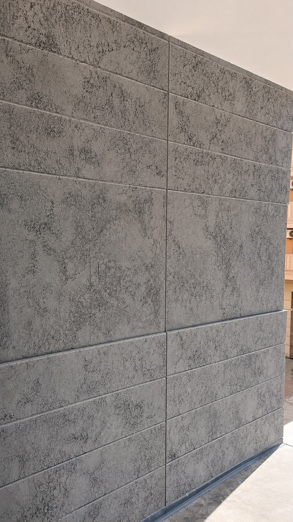 Béton Brut — mur en perspective effet décoffrage