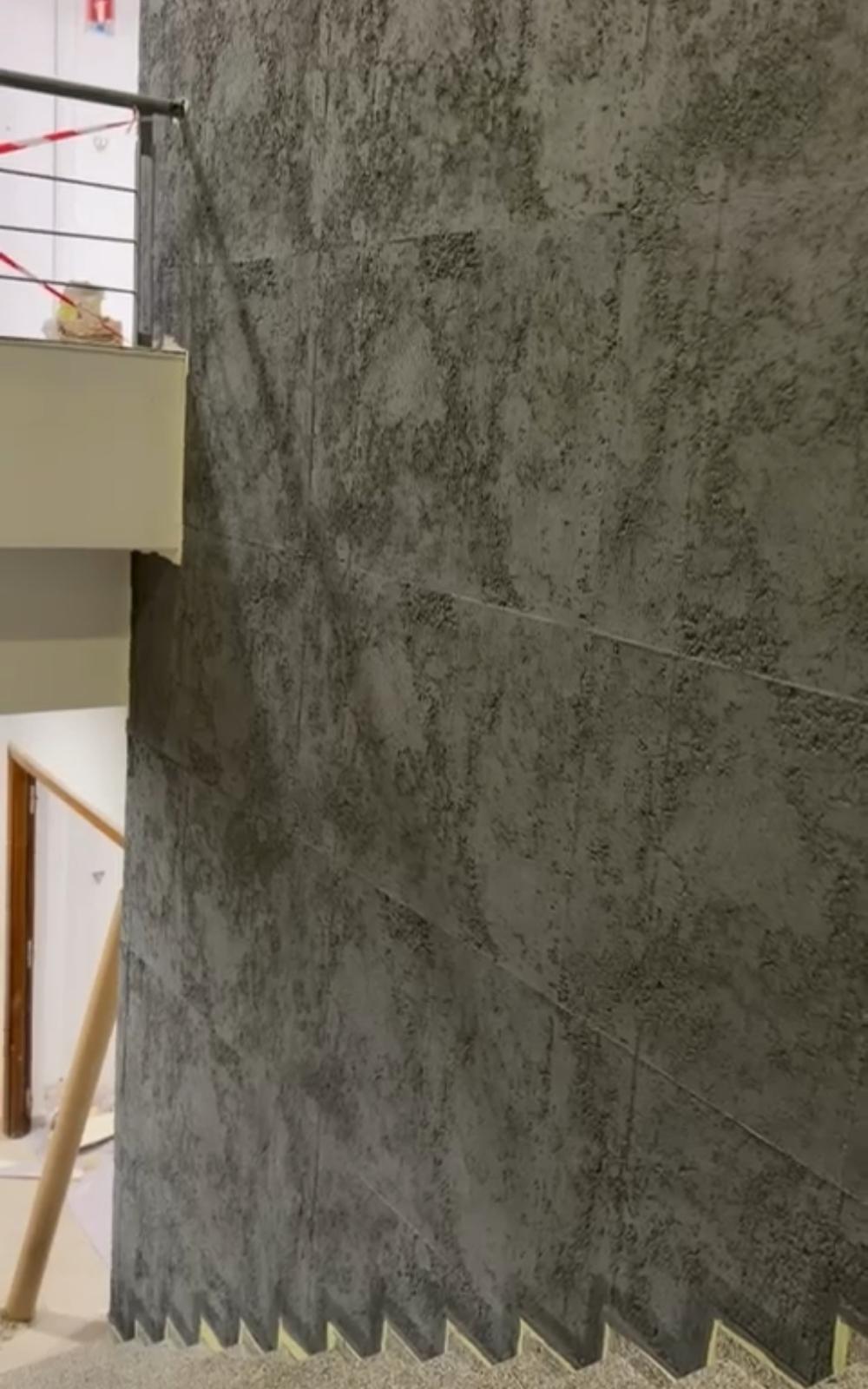 Béton Brut — mur de cage d'escalier, teinte anthracite