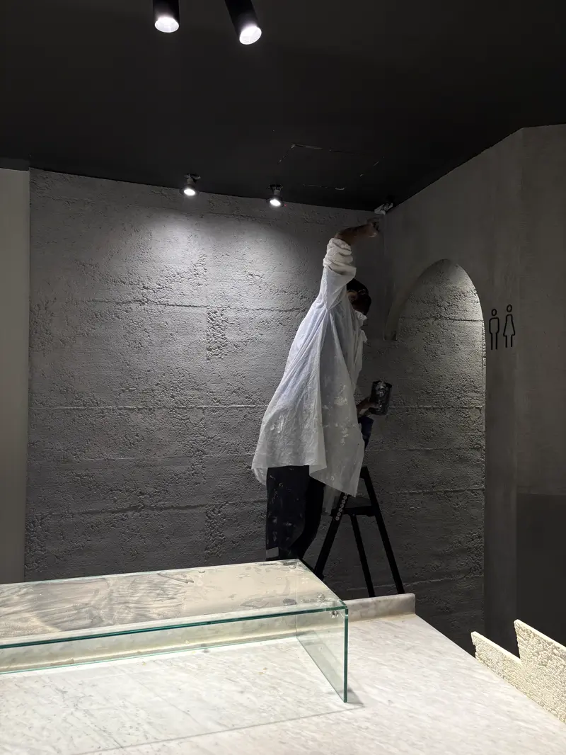 Béton Décoffrage — mur de restaurant, teinte grise