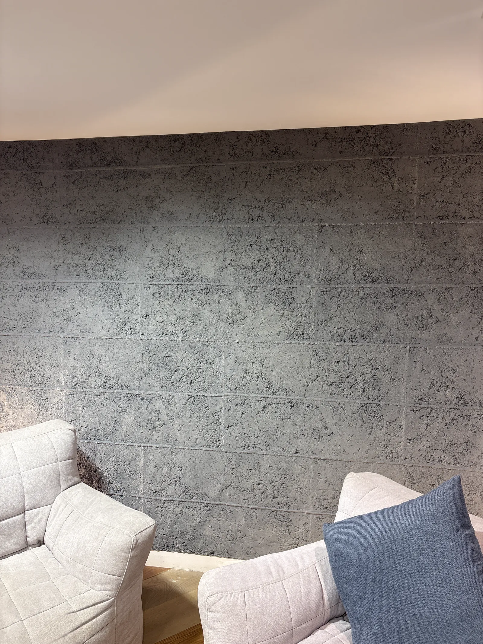 Béton Décoffrage — mur de salon peint gris