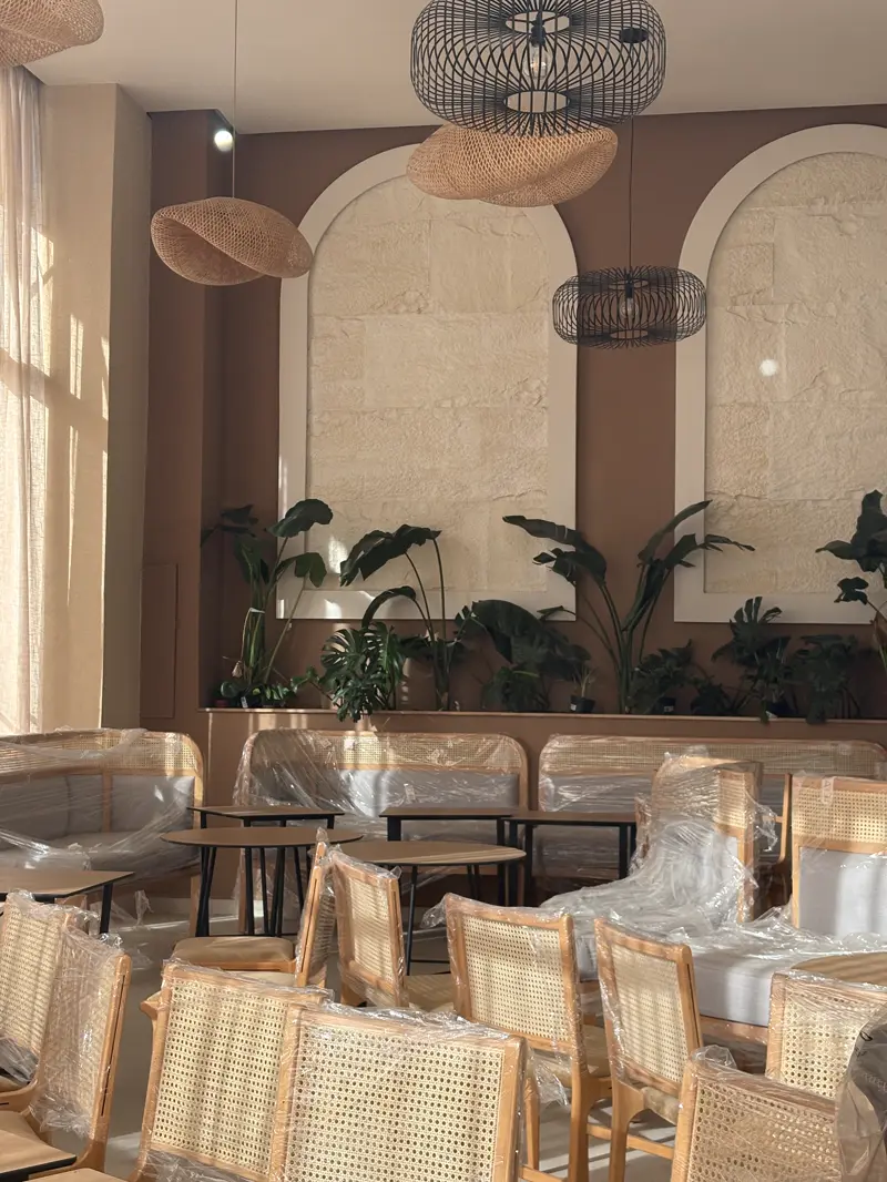 Salle de restaurant aux arches habillées en Big Rock peint blanc