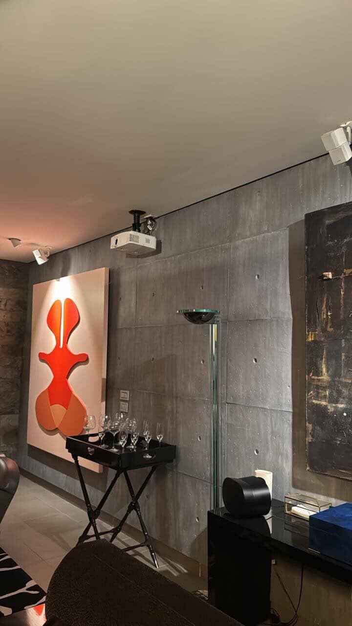 Cemento — salon avec mur béton et œuvre d'art