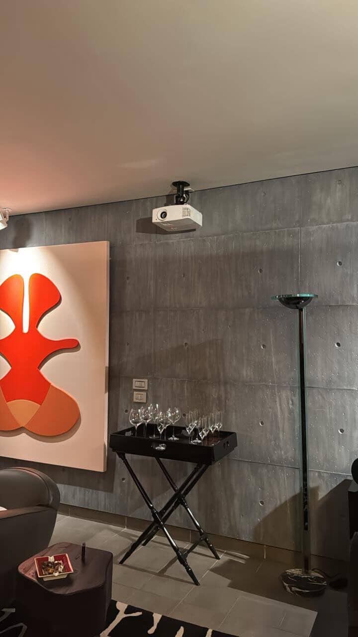 Cemento — lounge, mur béton banché
