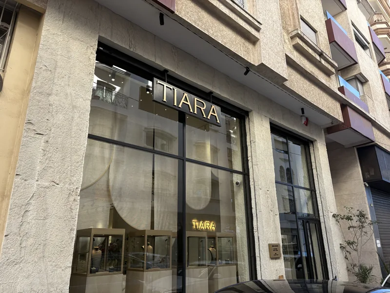 Devanture de la joaillerie Tiara à Casablanca habillée en Big Rock peint greige