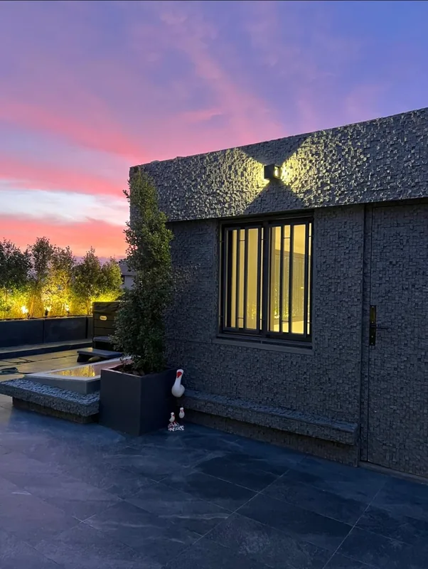 Façade de terrasse habillée en Cubo, au coucher du soleil