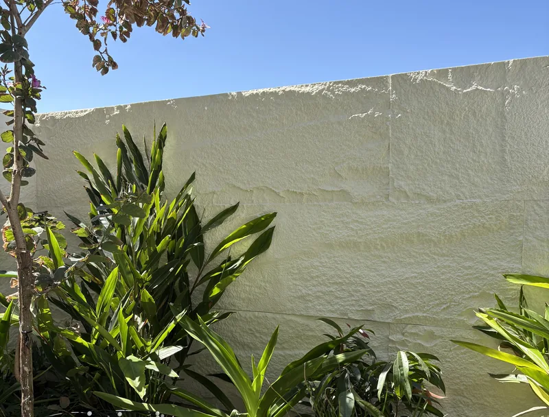 Mur de jardin de la Résidence Anfa Heaven habillé en Big Rock peint beige