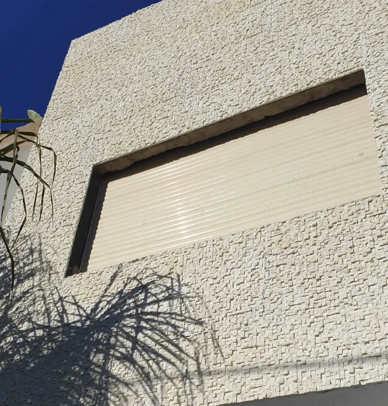 Façade ivoire en panneaux Celestone effet pierre, habillage mural sans bardage à Casablanca