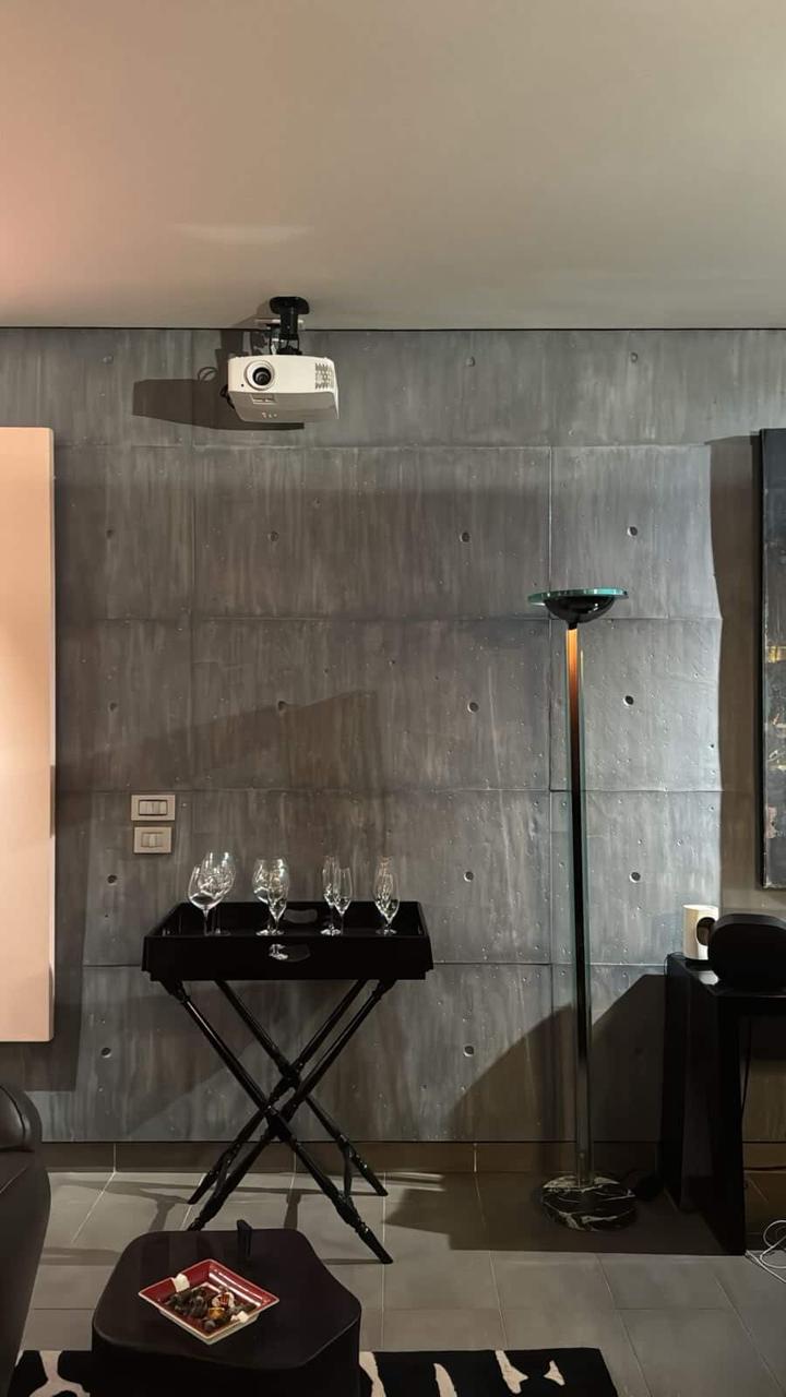Piscine et jardin tropical devant un mur ivoire texturé