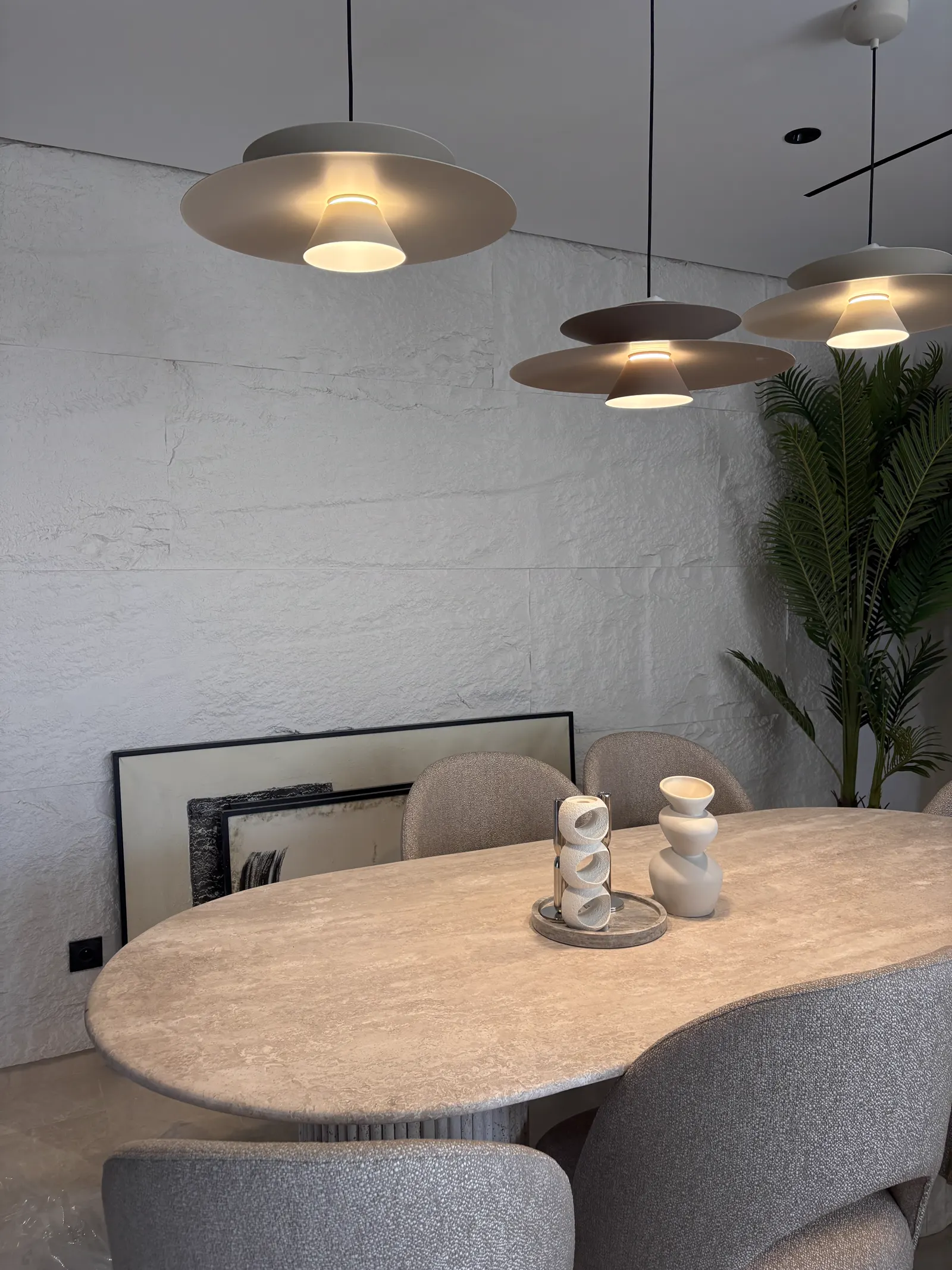 Soubassement et encadrements en moulures décoratives Le Celestone dans une salle à manger à Casablanca
