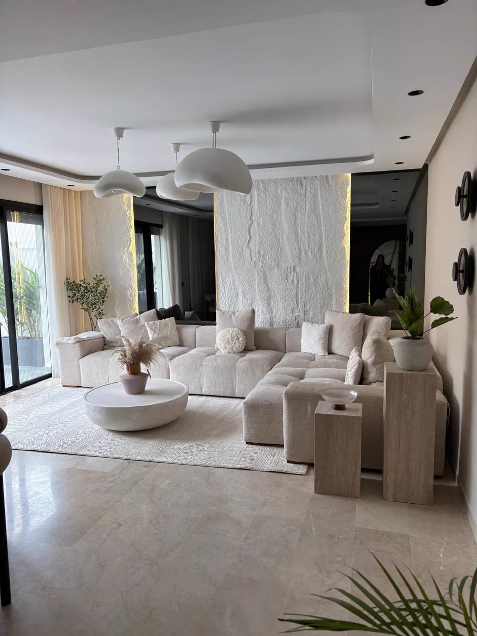 Mur effet marbre raffiné en Le Celestone dans un salon haut de gamme à Casablanca
