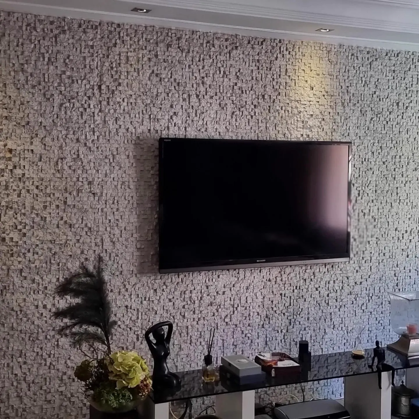 Mur TV décoratif en Le Celestone structurant un salon contemporain à Casablanca