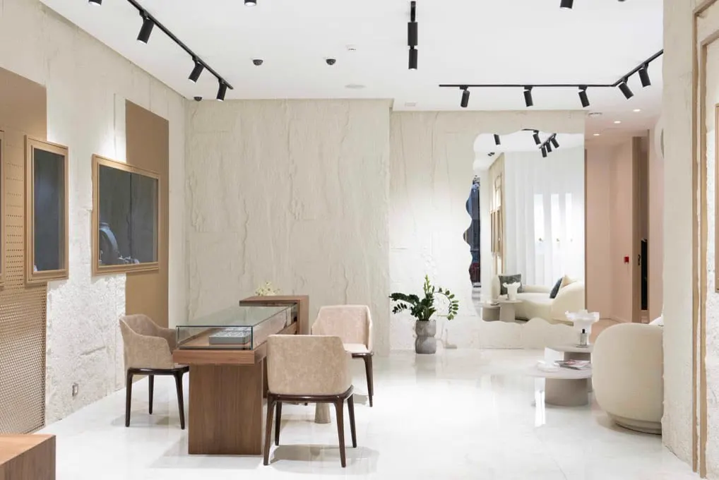 Mur de salle à manger habillé d'un panneau décoratif raffiné en Le Celestone à Casablanca