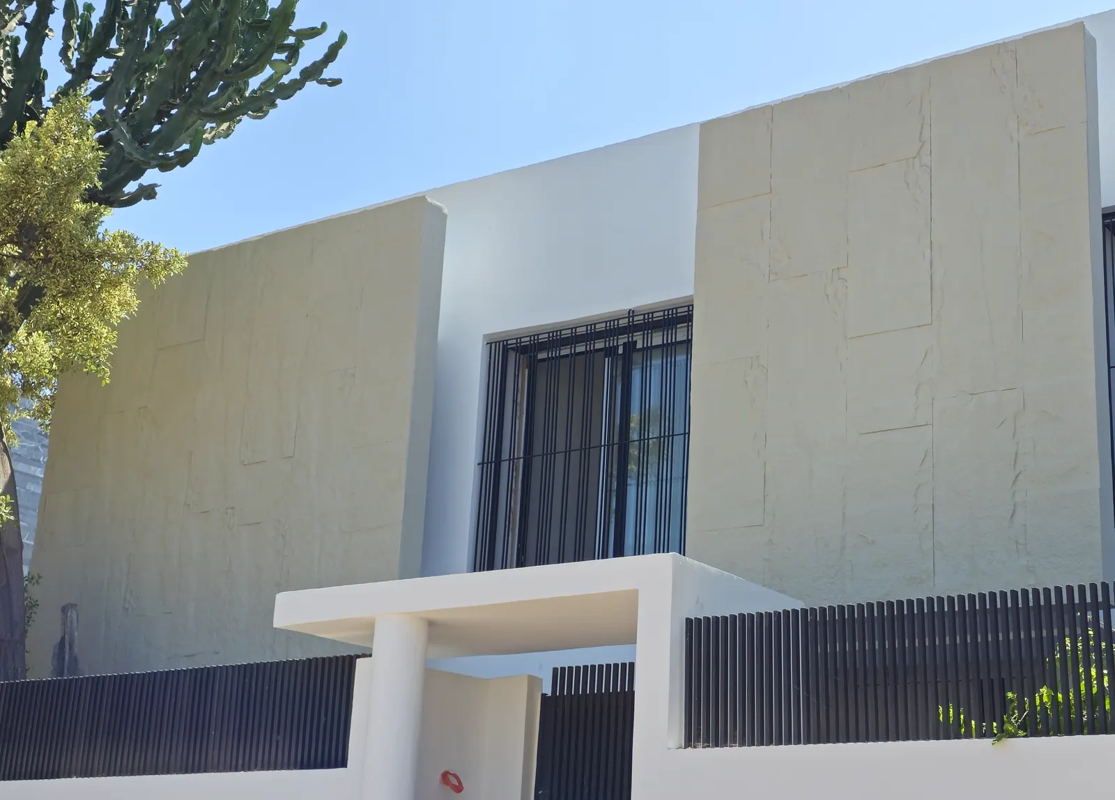 Villa beige avec façade en panneaux décoratifs Celestone, habillage façade sans bardage