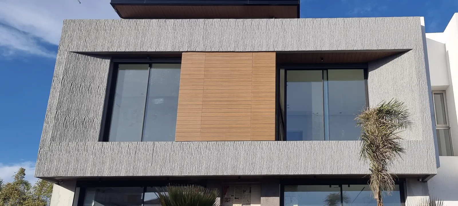 Façade de villa habillée en panneaux décoratifs Le Celestone, alternative au bardage extérieur