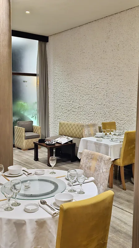 Salle de restaurant avec un mur habillé en Cubo peint blanc