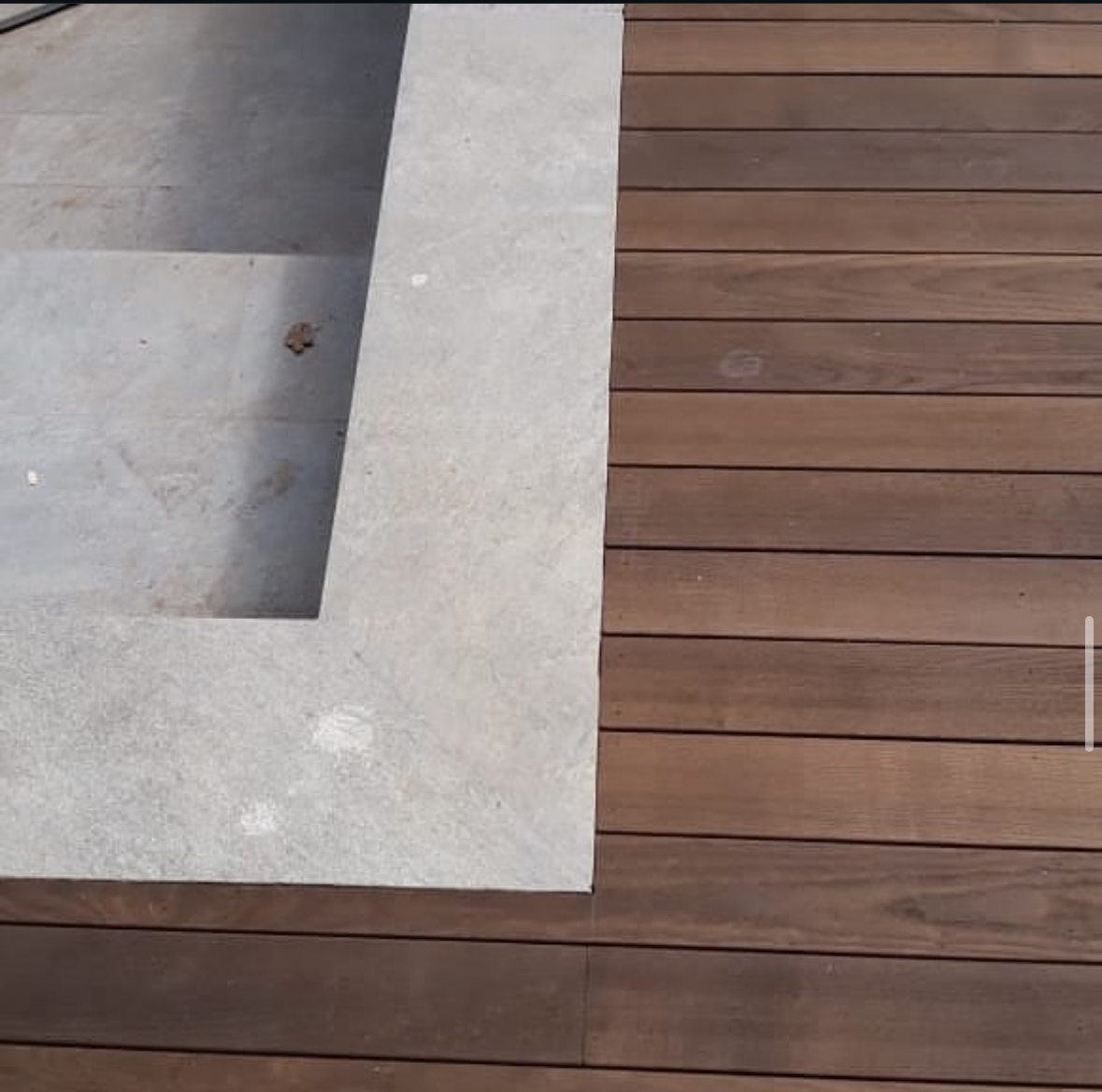 Terrasse extérieure en dalles de pierre et lames de bois — collection sol extérieur Deutschconfort